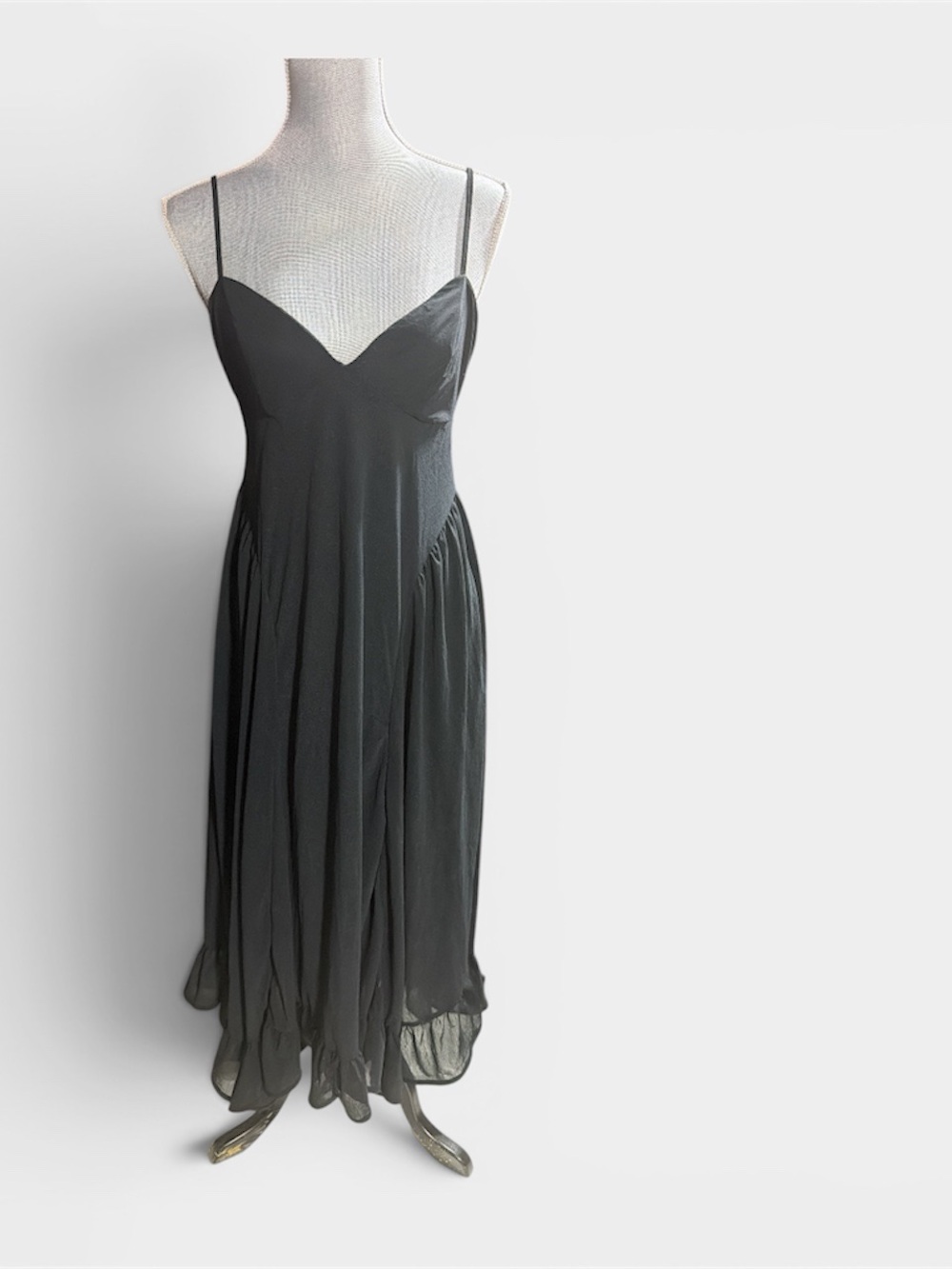 Elegant Black Spaghetti-Strap Midi Dress with Sweetheart Bodice